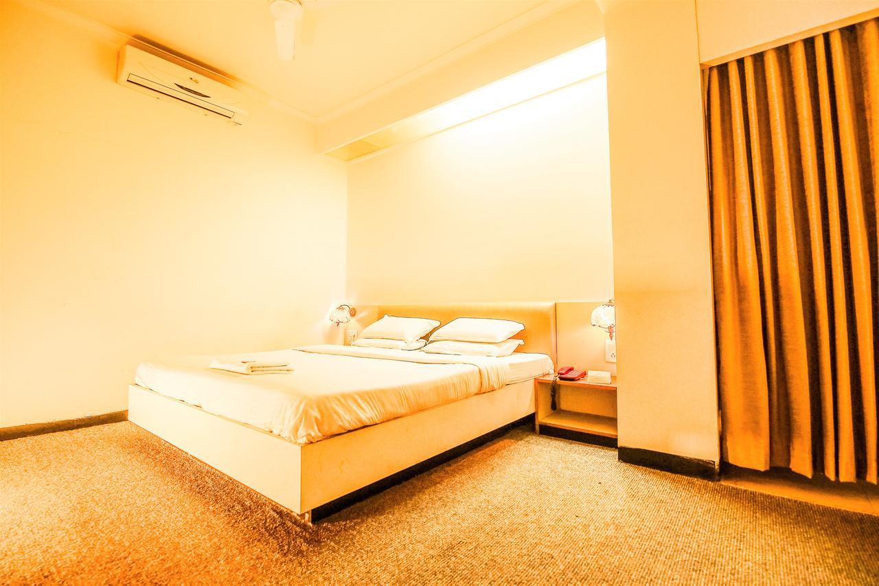 Hotel Sangam Karād Exteriör bild
