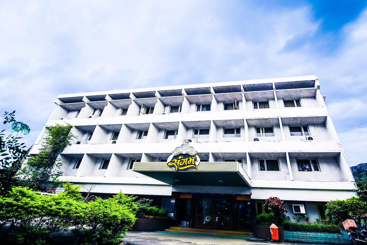 Hotel Sangam Karād Exteriör bild